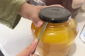 试问女生如何打开黄桃罐头？力气不够，工具来凑