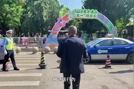 千佛山北门不少车选择实线掉头，大多是找不到停车场视频封面