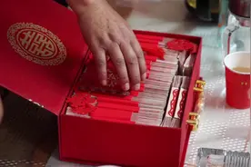 山西的彩礼很简单，只要把这个小提箱装满红票子就刚刚好#订婚