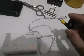 蓝牙耳机没充电仓怎么办？用充电宝给蓝牙耳机充电#蓝牙耳机