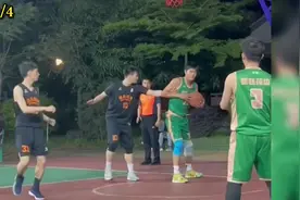 在空中接球没有“第0步”。#篮球规则 #篮球教学