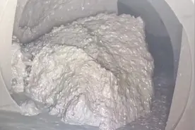 怎么形成的? 应该是省料结罐司机忘记洗车了。按照道理说