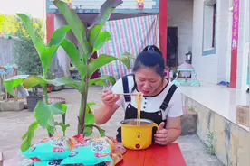 爸妈不在家，偷偷弄点螺丝粉尝尝#记录真实生活 #我的乡村生活