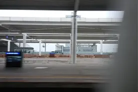 成都东开往沈阳北的G1283次列车离开唐山站，前方到站秦皇岛站