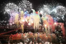 四个不同版本的七彩祥云