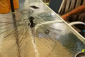 好奇不用工具自己编圈，结果发现车行更便宜#山地自行车 #diy轮组视频封面