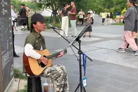 #街头路演 #恋恋风尘 一首《恋恋风尘》，高晓松的作品