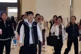 人气爆棚！孙颖莎拿奶瓶在韩国炸街，两队友变保镖，大批球迷紧追视频封面