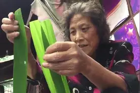 上海人是这样用芦苇叶裹著名的“糯米赤豆小脚粽”的-只用针