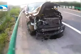 高速上开车打盹！下一秒就把车撞报废了视频封面