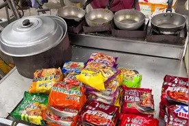 沈阳街头7元泡面，有蛋有肠，老板甚至在开直播？#路边摊美味视频封面