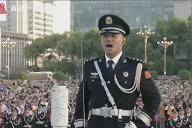 刚刚！江西南昌八一广场举行庆五一升旗仪式！大家一起看看视频封面