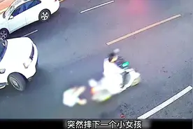 女孩意外卷入车底，吓得妈妈惊慌失措，危急时刻40多人抬车救人视频封面