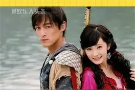 原来“跪榴莲”是出自杨幂和胡歌，当时是胡歌向杨幂求救