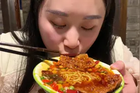 500度的高温鹅卵石和鱼会碰撞出什么样的火花！视频封面