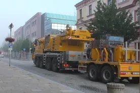 吊车自己拉配重，这样挺方便。