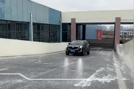 极端天气冰雪路面，户外陡坡，来看凯迪拉克XT5如何轻松驾驭