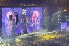 今天带大家感受一下张杰武汉演唱会6万人大合唱，和1.2亿音响视频封面