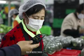 每天工作到凌晨2点的包菜阿姨、性格刚强的运菜女汉子