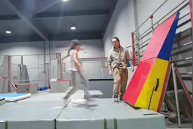 两个女孩子的蹬墙后空翻训练，小胖妞说最喜欢这个动作#跑酷教学视频封面