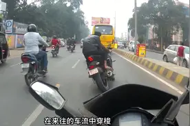 印度的精神小伙有多疯狂，竟敢在大街上骑摩托耍杂技#印度视频封面