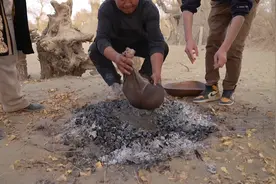 这才是真正的肚包肉！半只羊塞进羊肚，埋进沙漠果木烘烤5个小时视频封面