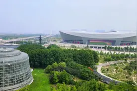航拍郑州植物园和郑州奥体中心。最近奥体中心的夜市实在太火爆了视频封面