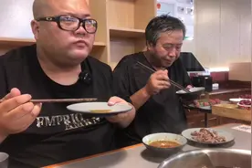 两个人到二线城市巢湖吃牛肉火锅，没想到这么繁华，感觉到了香港视频封面