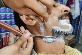 印度老哥胡子半个月没刮了，老婆都嫌弃他，刮干净后颜值都提升了视频封面