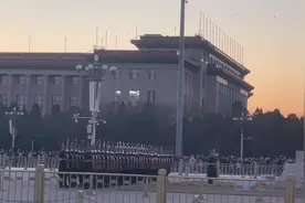 从国博出来后，正好快到降旗的时间了，虽然天气有点冷