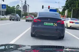 只需车尾贴一根香蕉，就能价值4500万了？