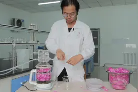 玫瑰纯露是怎么做出来了？来看看专业的讲解 #纯露  #新疆