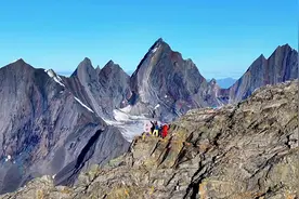 重装徒步登顶四姑娘山三峰，海拔5355米，感谢神山接纳了我视频封面
