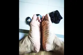 汗水结成盐渍，双脚泡到发白