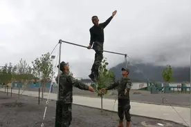 四个步骤教会你，军营单杠四练习（武警西藏总队 周程熙