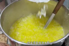 冰镇绿豆沙熬好之后如果自然放凉很容易变质，需要快速降温