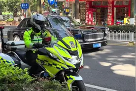 啥阵容，昆明街头3辆云A车牌L5#红旗l5 #红旗l5国宾车视频封面