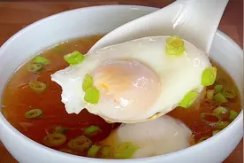 荷包蛋想要煮的好看不散黄，只要一个小技巧