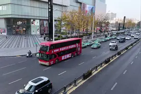 来看看帅哥是怎么“上车”的 #幸运咖 #王俊凯代言幸运咖视频封面