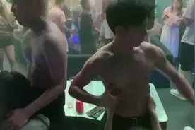 男模近距离接触美女顾客#撩起衣服就是腹肌 #酒吧订台视频封面