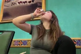 酒蒙子女生一人自驾环游新藏，一路走一路喝 喝倒一大片视频封面