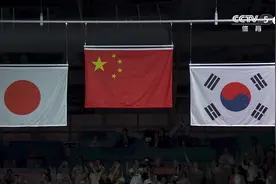 你有多久没有唱过国歌了。有的国人在现场群唱国歌时闭嘴不语视频封面