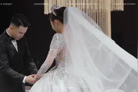 转头的那一瞬间，新郎真的会哭嘛#firstlook #婚礼那天 #感动瞬间视频封面