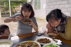 今天吃全鱼宴，蒸鱼烧鱼还有鱼汤，每一样都很美味 #农村生活视频封面