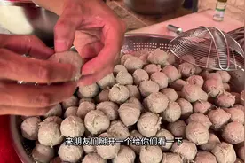 牛肉丸配方及制作过程： 10斤牛肉1斤猪肉，盐120g