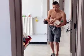 新手爸爸第一次抱娃都这样吗？#新手奶爸 #人类幼崽视频封面