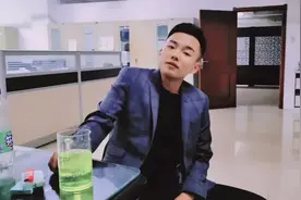 一定会有一个人，喝完了酒，眼里闪着光，给你讲浪漫和爱。