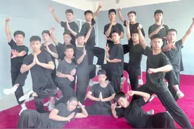 前几天和学生拍摄的“模仿十八罗汉”的视频上了热榜，感谢大家的喜爱。今天我带大家认识一下孩子们   再来看看拍摄十八罗汉的背后趣事#我要上热门 #封校的当代大学生#当事人在抖音 #青年戏曲传播者 #这大概就是青春的样子 #记录校园生活 @戏声戏语 @孤独的传统文化的传承者视频封面