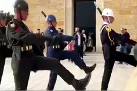 实拍土耳其仪仗队执勤，领略一下异国别致的正步#现场实拍 #军旅 #致敬 #土耳其 #精彩片段 视频封面