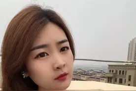 咱也不知道这是谁写的歌词，不看歌词，还真不知道唱的什么，你们听着是不是鸡粪😄